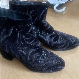 Elegant Black Embroidered Women's Boots